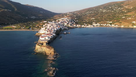 Video-De-Vista-Aérea-De-La-Icónica-Isla-De-Andros-Chora,-Cícladas,-Grecia