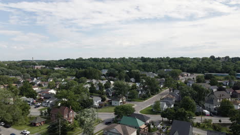 Aerial-dolly-push-in-above-calm-suburban-neighborhood-in-Canada,-lush-green-trees