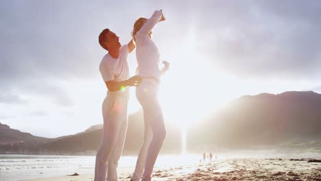 pareja madura juntos en la playa