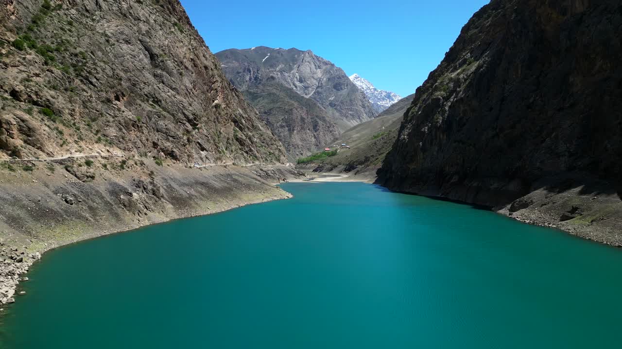 drone volando sobre el lago en el valle de la montaña