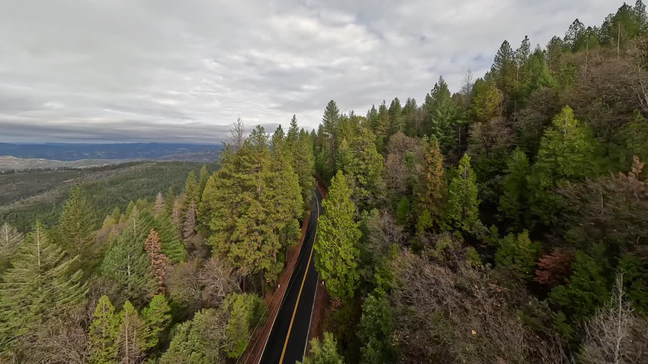 volando sobre una carretera en el norte de california