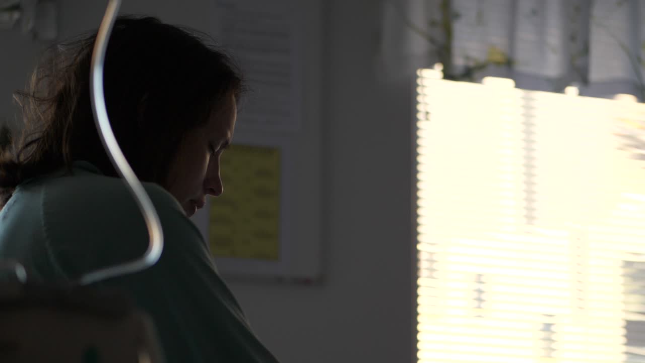 병실에 앉아 출산을 준비하는 지친 여성, 모션 뷰