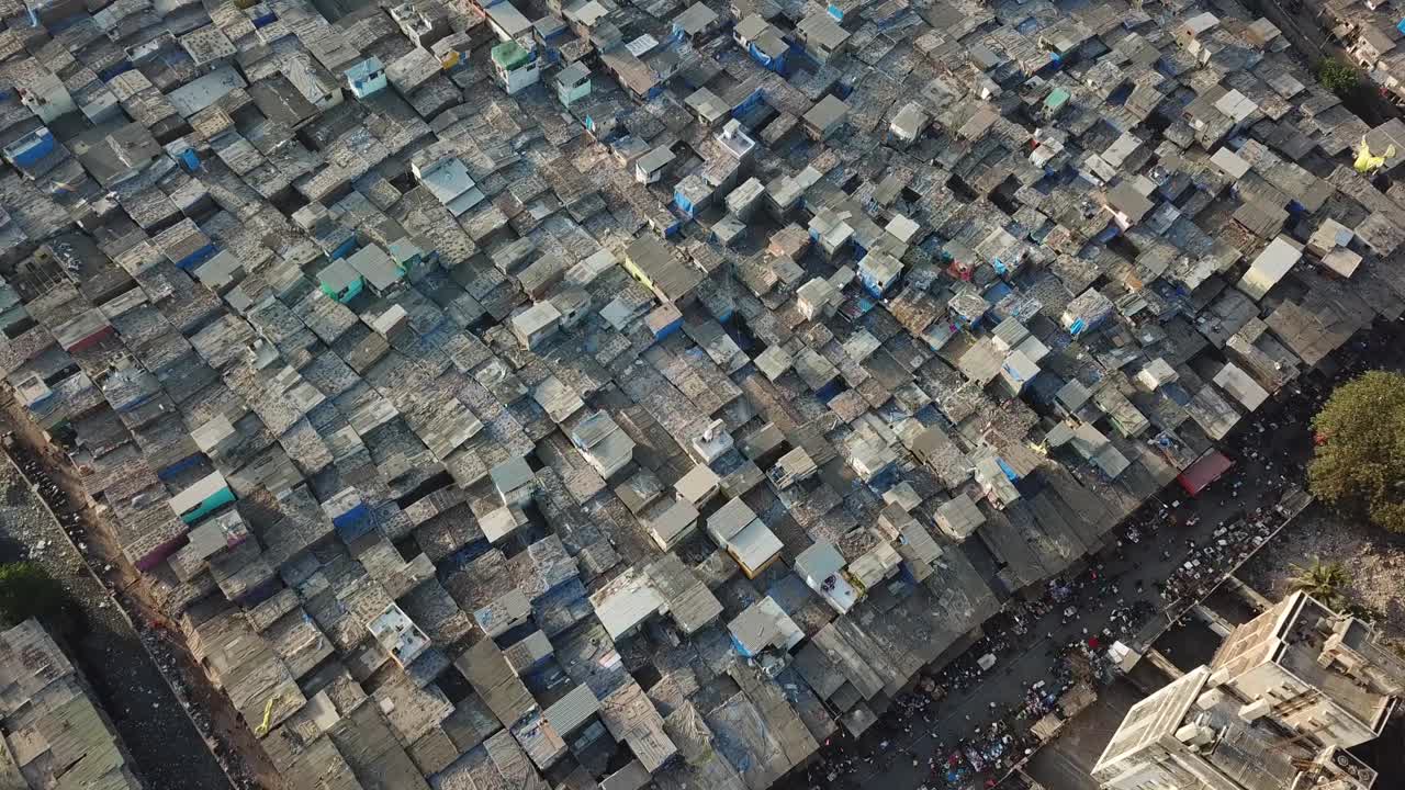 dharavi 빈민가, 뭄바이에서 조감도를 기울이십시오.