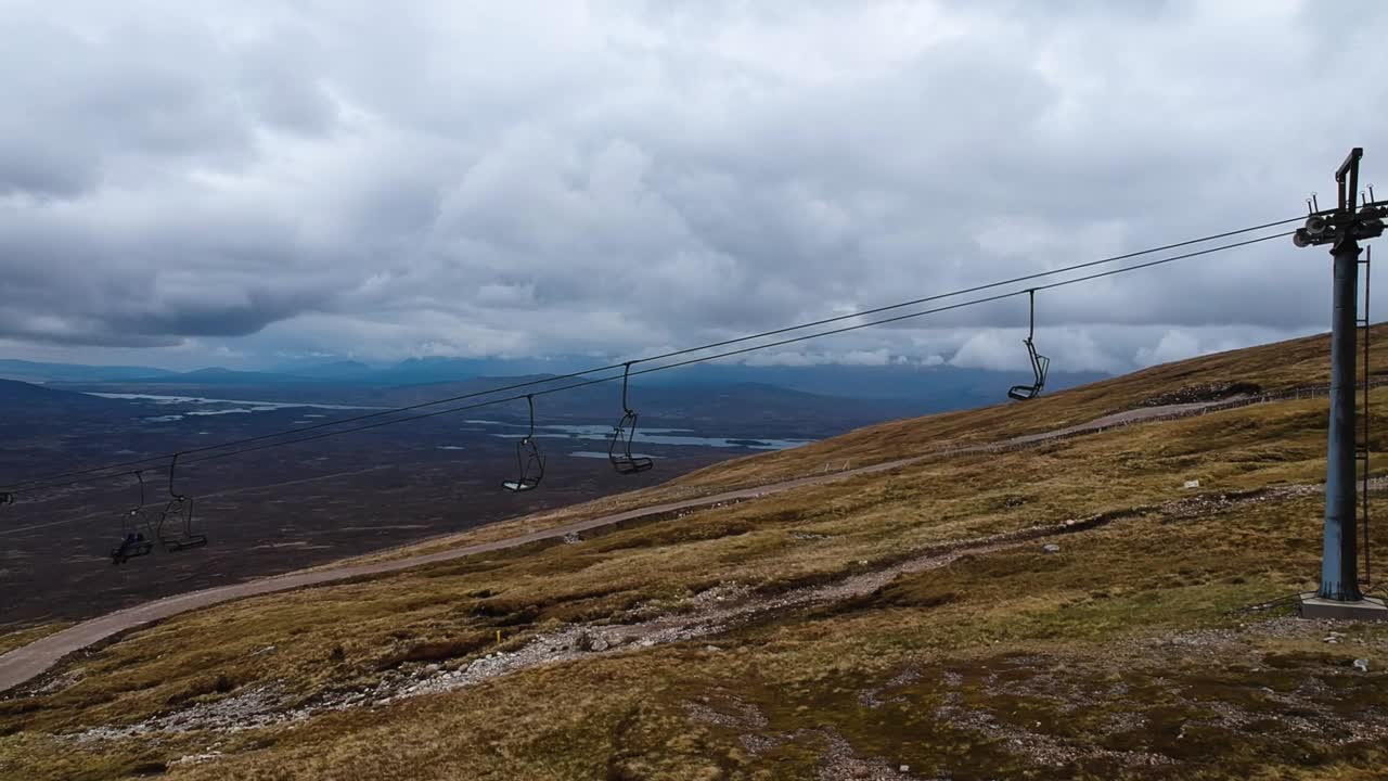 fotografía de un ascensor de montaña tomada por un dron de panorámica cinematográfica