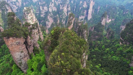 Mystischer-Wald,-Bedeckt-Von-Karstsäulen-Des-Dorfes-Huangshi,-Von-Oben-Gesehen