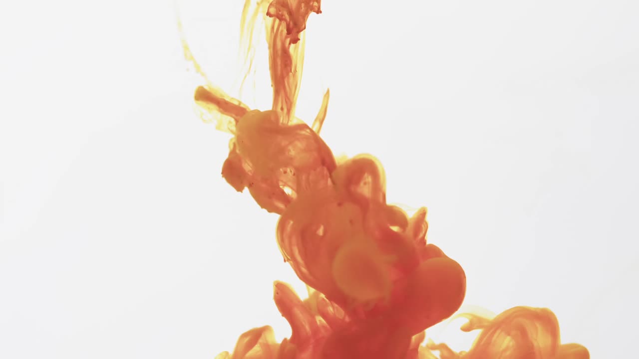 오렌지색 과 노란색 수채화 잉크 가 회색 배경 에 물 에  ⁇ 여 있는 느린 동영상