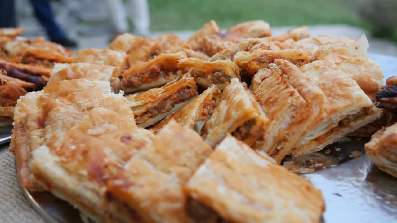 Empanada galiziana di carne su un vassoio a un evento all'aperto con degustazione di piatti tipici