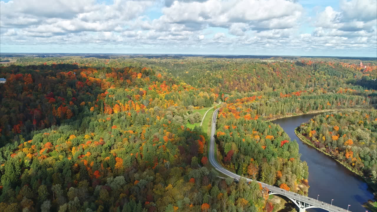 el cautivador paisaje de la temporada de otoño, observado a través de una perspectiva aérea utilizando un avión no tripulado, muestra un idílico lago embellecido con un puente seductor y un bosque cautivador