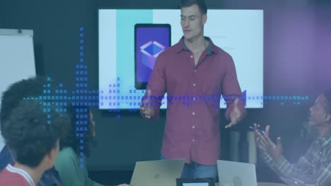 animación del procesamiento de datos sobre diversas personas de negocios en la oficina