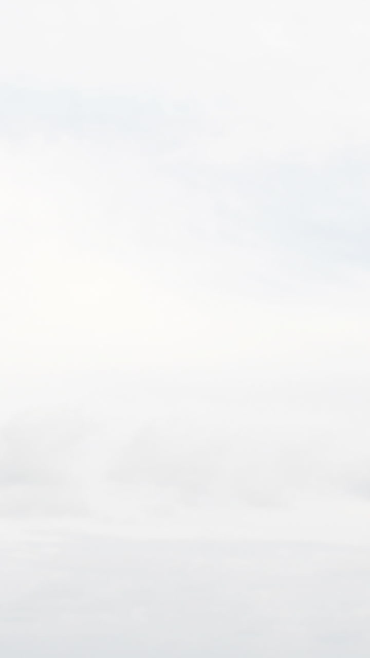 casal maduro feliz sentado em bicicleta com os braços estendidos