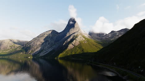 stetind - stetinden, una montaña nacional de noruega por tysfjorden en verano