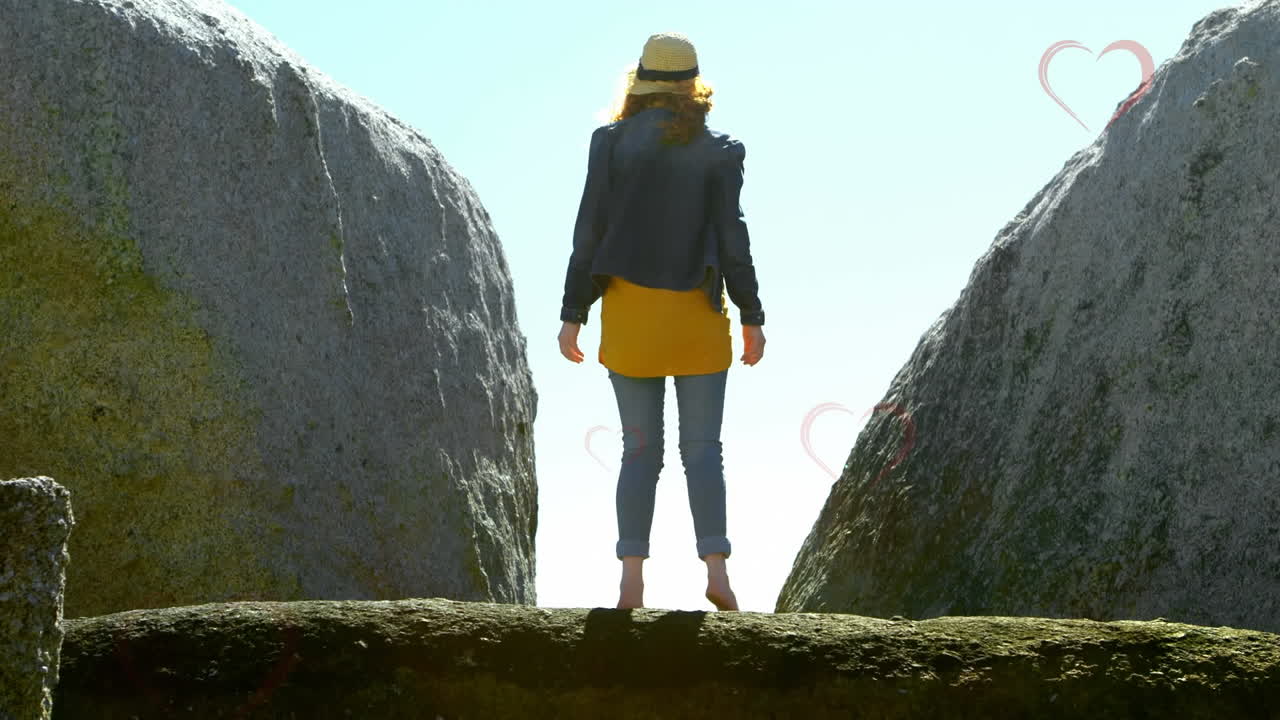 소셜 미디어 심장 아이콘의 애니메이션 산에 있는 여성