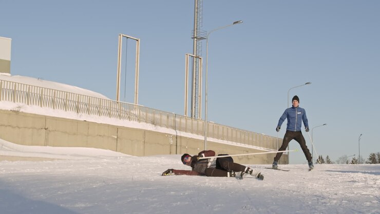sci di fondo, allenamento di biathlon e aiuto a uno sciatore caduto