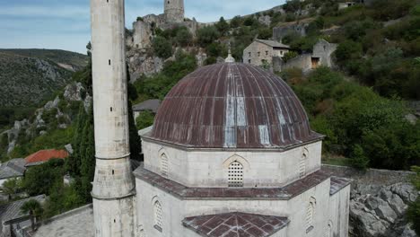 Pocitelj-Moschee,-Grüne-Hügel