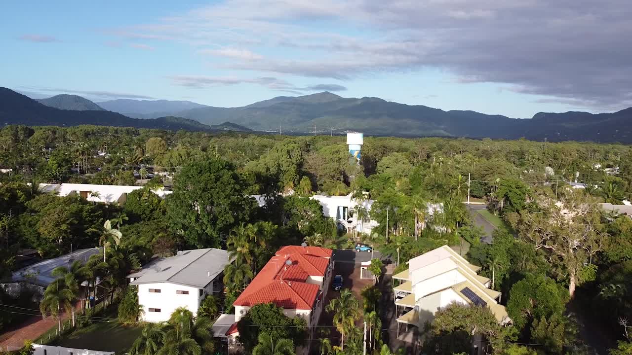 Vista aérea - tejados de casas de lujo anidadas en bosque tropical