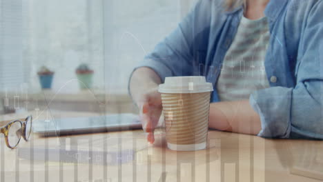 animación del procesamiento de datos sobre la sección media de una mujer que usa una tableta bebiendo café en una cafetería