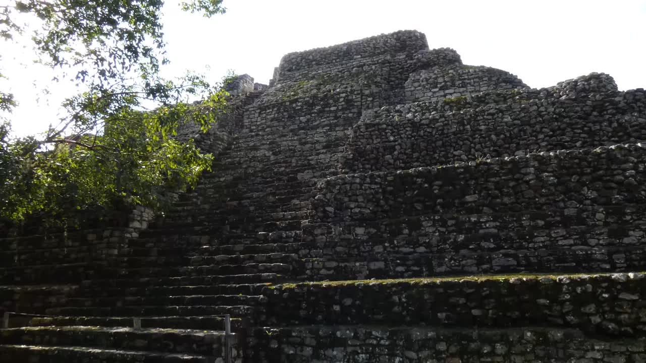 hermosa arquitectura del templo 24 en chacchoben, sitio arqueológico maya, quintana roo, méxico