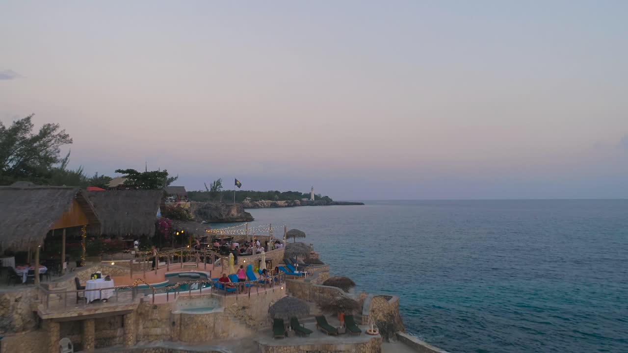 el restaurante jamaicano de cliffside al atardecer