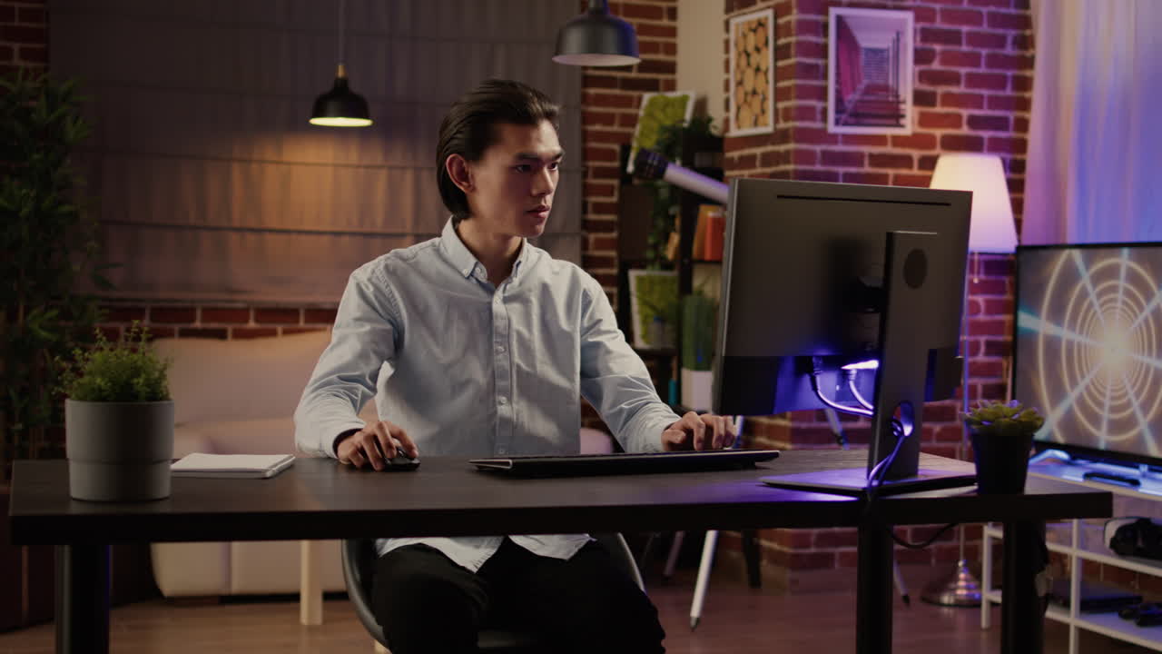 책상 에서 컴퓨터 를 사용 하는 사람