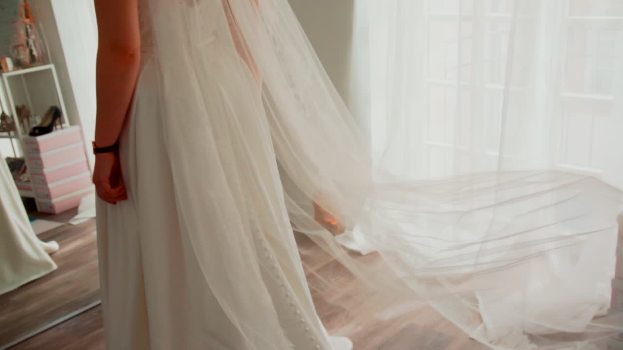 결혼 준비를 위해 거울 앞에서 긴 레이스 베일을 시험하는 하얀 웨딩드레스를 입은 신부