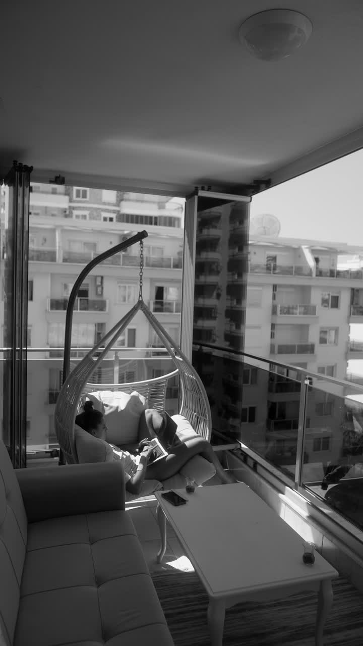 발코니 에서 일 하는 여자