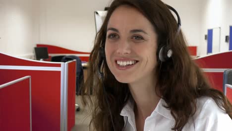 joven operador hablando con un cliente