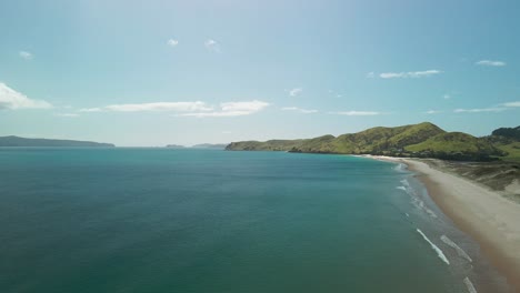 Playa-De-La-Península-De-Coromandel-Vista-Desde-Arriba-A-Través-De-Los-Ojos-De-Un-Dron