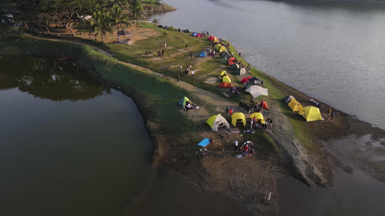vista aérea, un camping muy hermoso en el borde del embalse sermo, kulon progo, yogayakarta