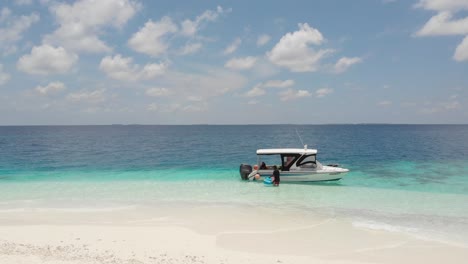 Schnellboot-Am-Strand-Angedockt