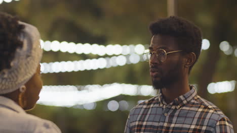 Afroamerikanischer-Mann-Unterhält-Sich-Abends-Mit-Seiner-Freundin-Im-Park