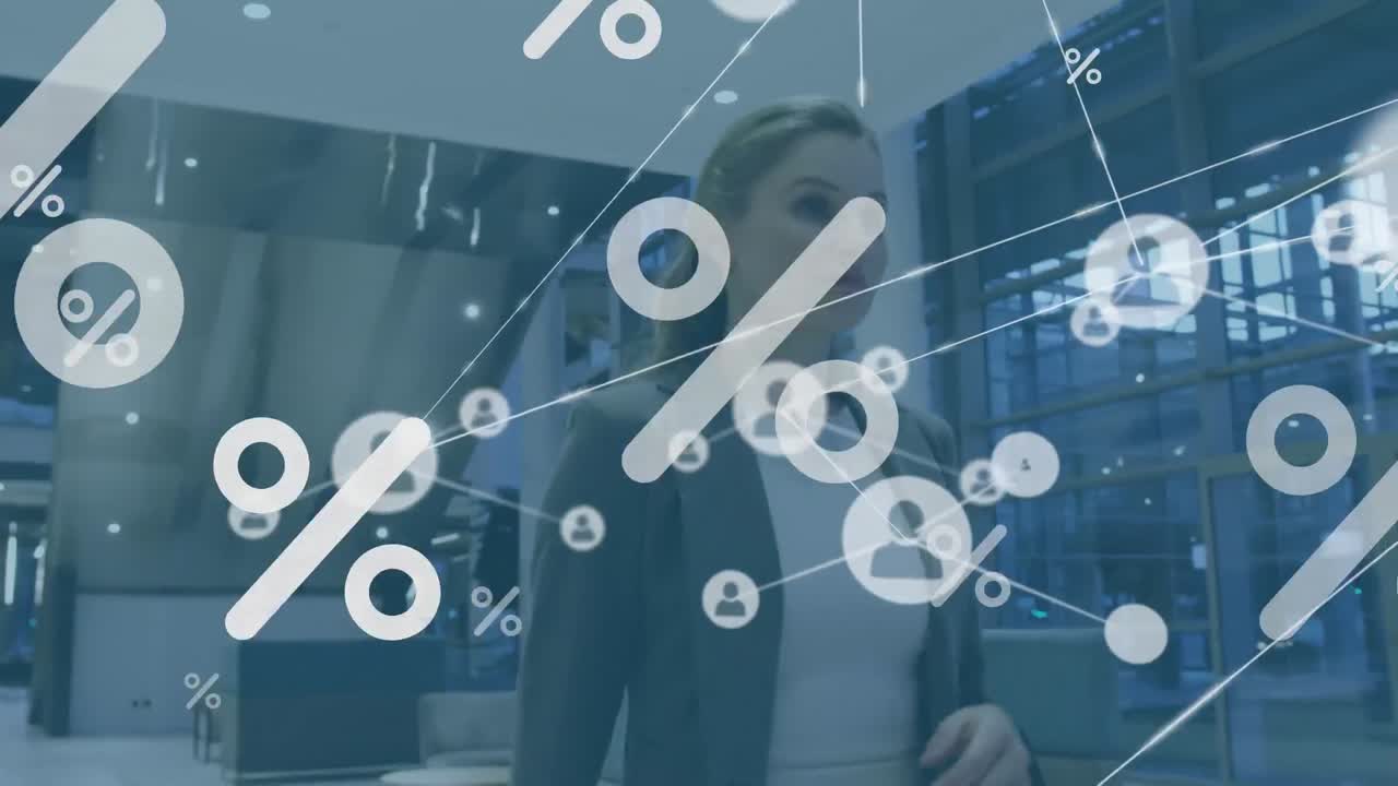 animación de iconos de porcentaje y red de perfiles sobre mujer de negocios caucásica caminando en la oficina.