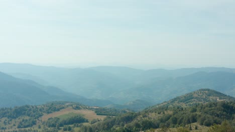 Nebeliger-Herbstmorgen-Auf-Dem-Berg-Radocelo,-Serbien