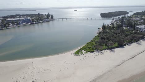 el puente de entrada sobre el lago tuggerah visto desde la playa en nueva gales del sur, australia