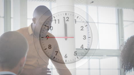 animación de reloj sobre diversas personas de negocios que se reúnen en la oficina