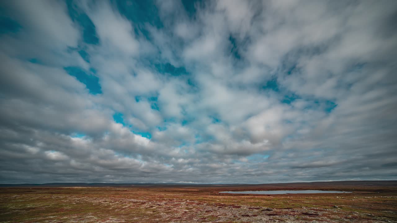 las nubes tormentosas giran sobre la tundra de otoño