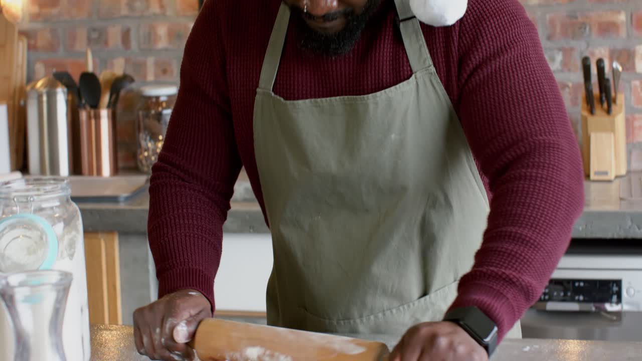 Der Bäcker streut Mehl, knetet und rollt Teig und setzt dann die Weihnachtsmannmütze zum Weihnachtsplätzchenbacken auf