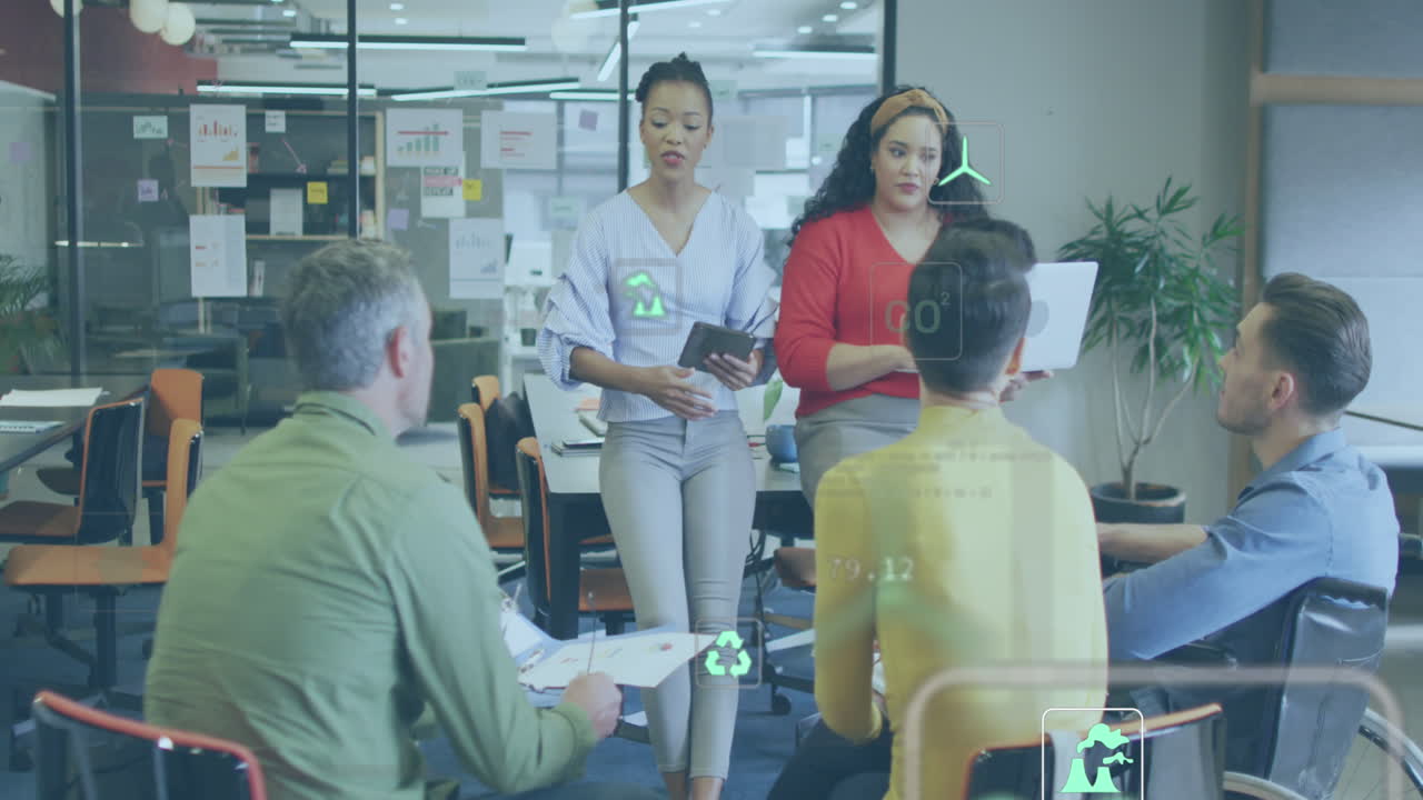 animación de múltiples iconos y lenguaje informático sobre diversos compañeros de trabajo compartiendo ideas en la oficina