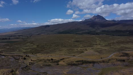 Experimente-La-Magia-De-Los-Páramos-De-Ecuador-En-Este-Video-4k-Con-Drones,-Acercándose-Al-Cautivador-Volcán-Sincholagua,-Su-Imponente-Belleza-En-Un-Contexto-De-Serenos-Paisajes-De-Las-Tierras-Altas.