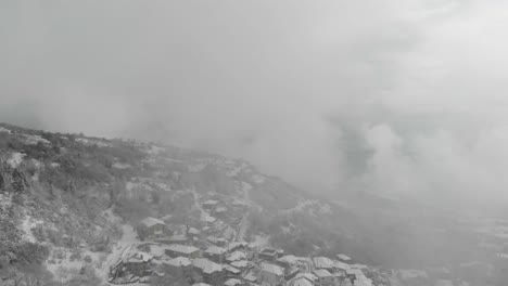 雲中的雪山的空中影像