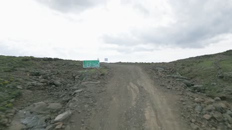 camino de tierra áspero awd llega a lesotho en sani pass, sudáfrica