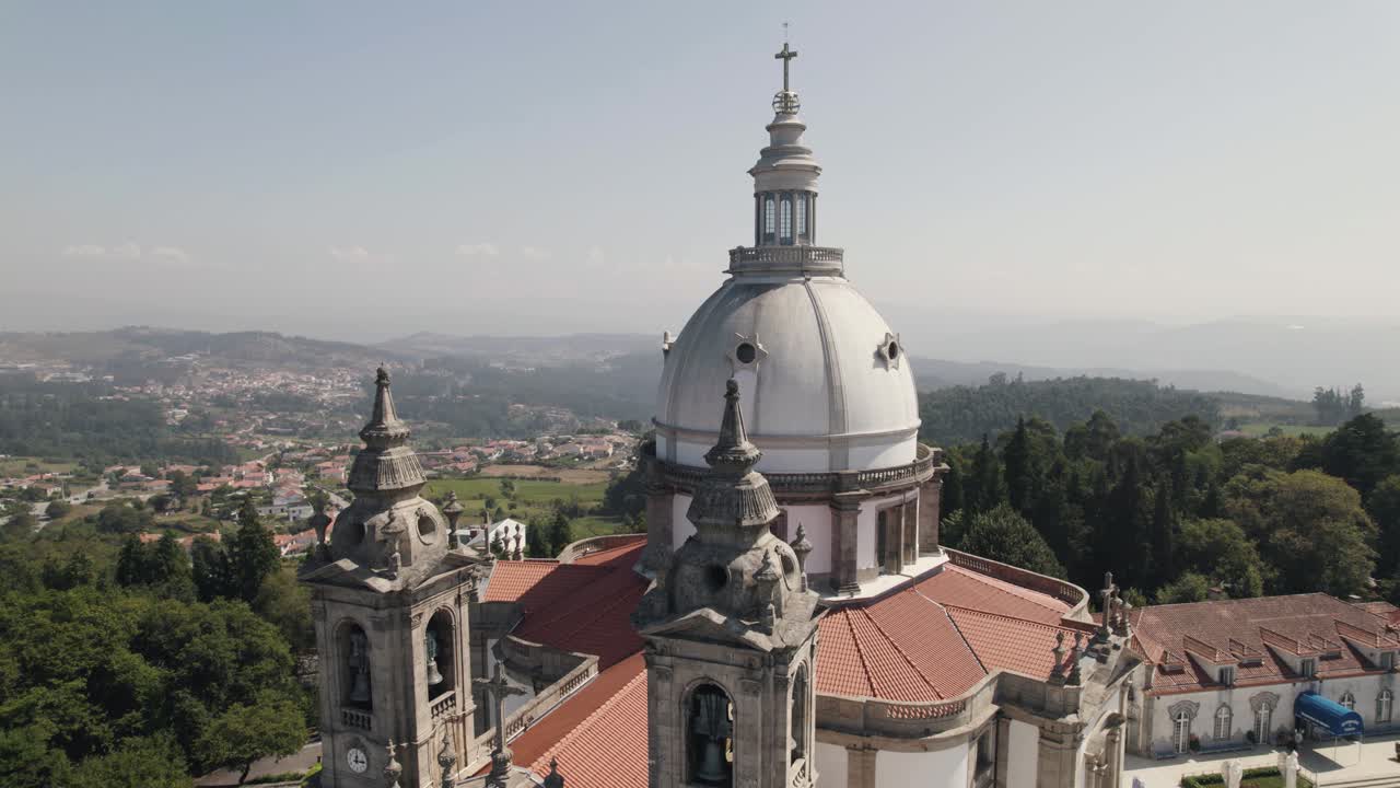 cúpula blanca y torres de la catedral, santuario de sameiro, braga, portugal