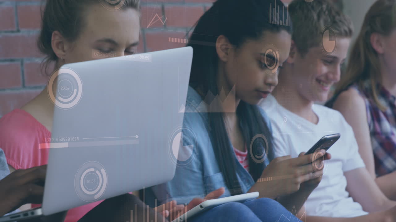 animación de múltiples gráficos que se mueven sobre diversos estudiantes jóvenes utilizando teléfonos inteligentes y portátiles