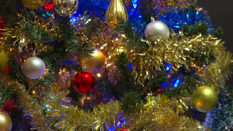 dolly disparó las decoraciones del árbol de navidad.