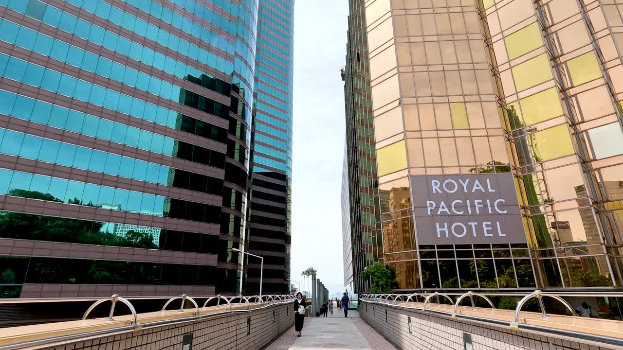 royal pacific hotel in un ambiente urbano di hong kong