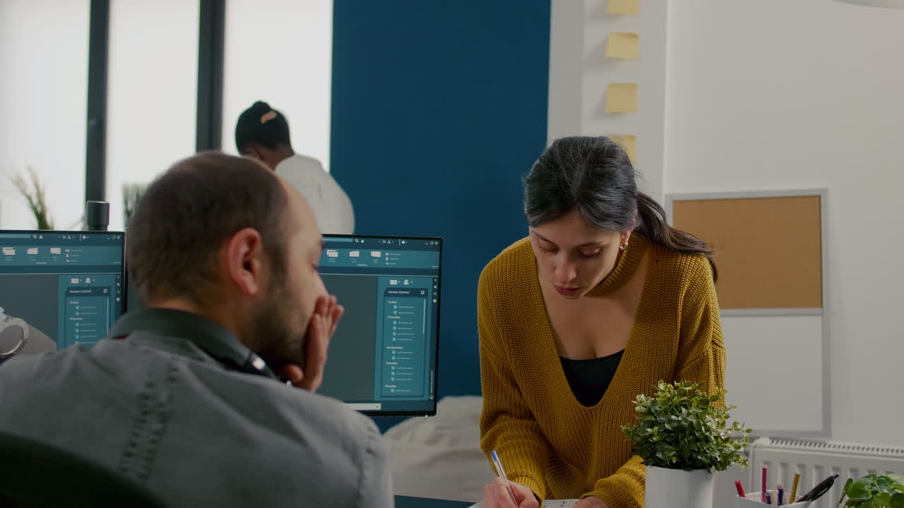 colegas arquitectos industriales trabajando y divirtiéndose compartiendo ideas