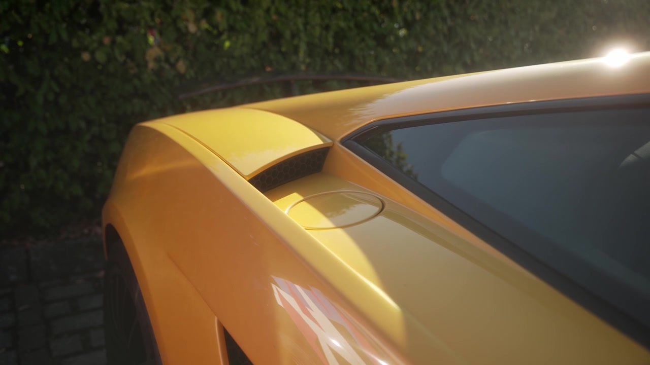 Dettaglio di auto sportiva italiana gialla durante una giornata di sole