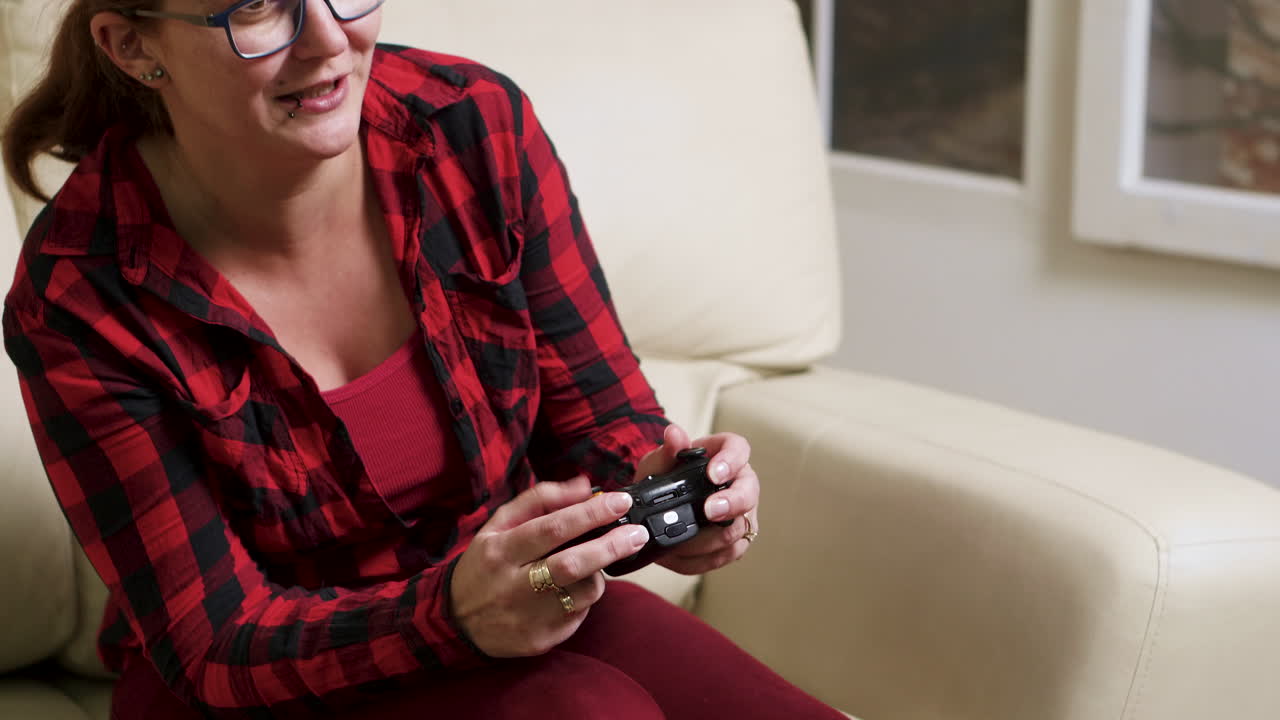 mujer jugando a videojuegos