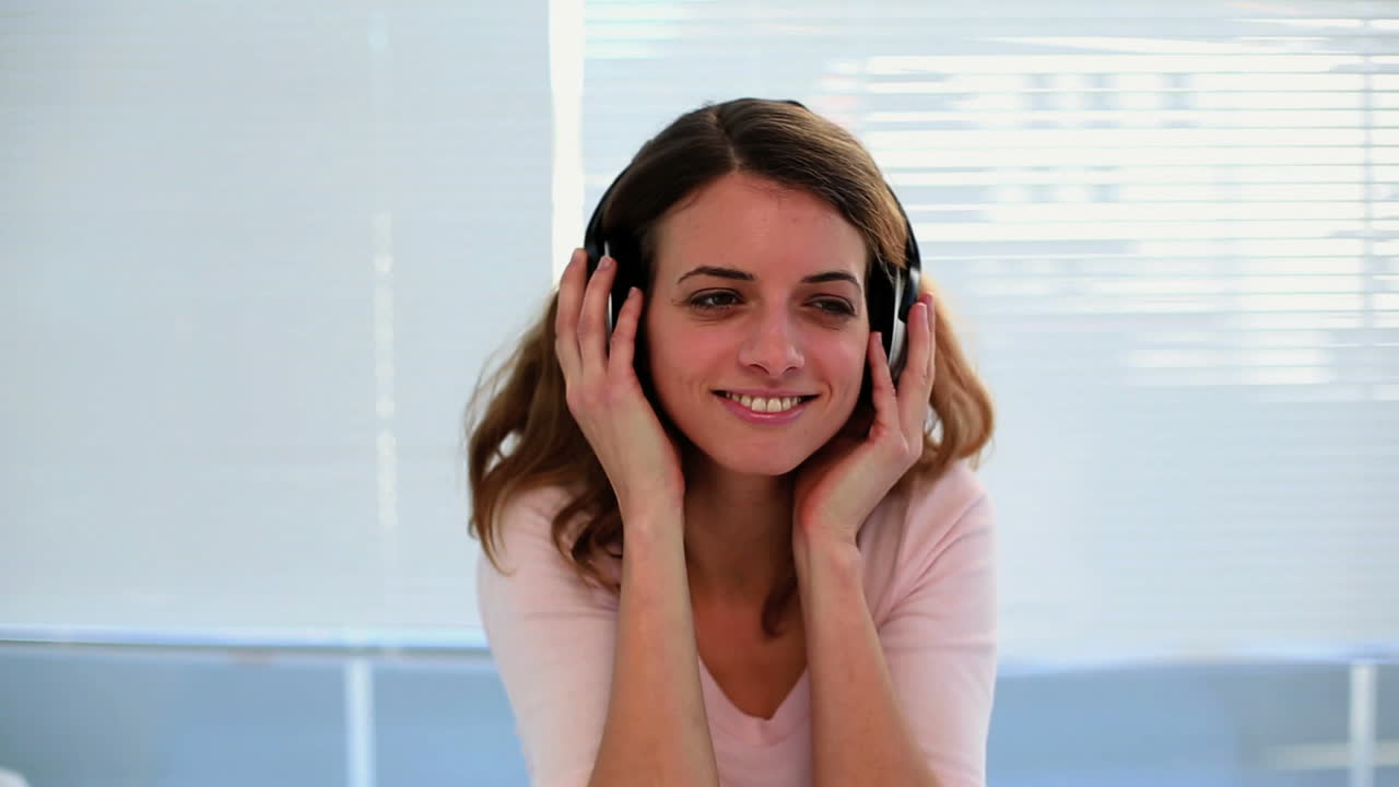 una mujer bonita bailando y escuchando música.