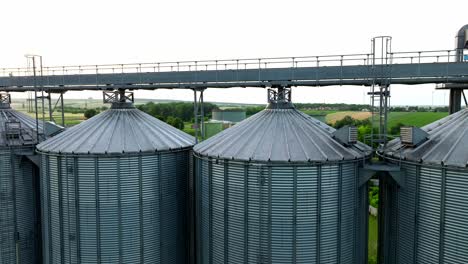 close-up de grandes silos de cereais - armazenamento de metal para culturas de cereais na exploração