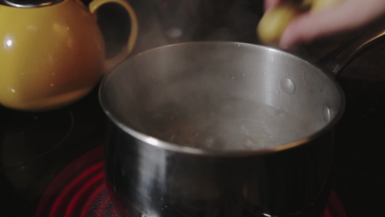 cocinar patatas en una olla hirviendo - primer plano